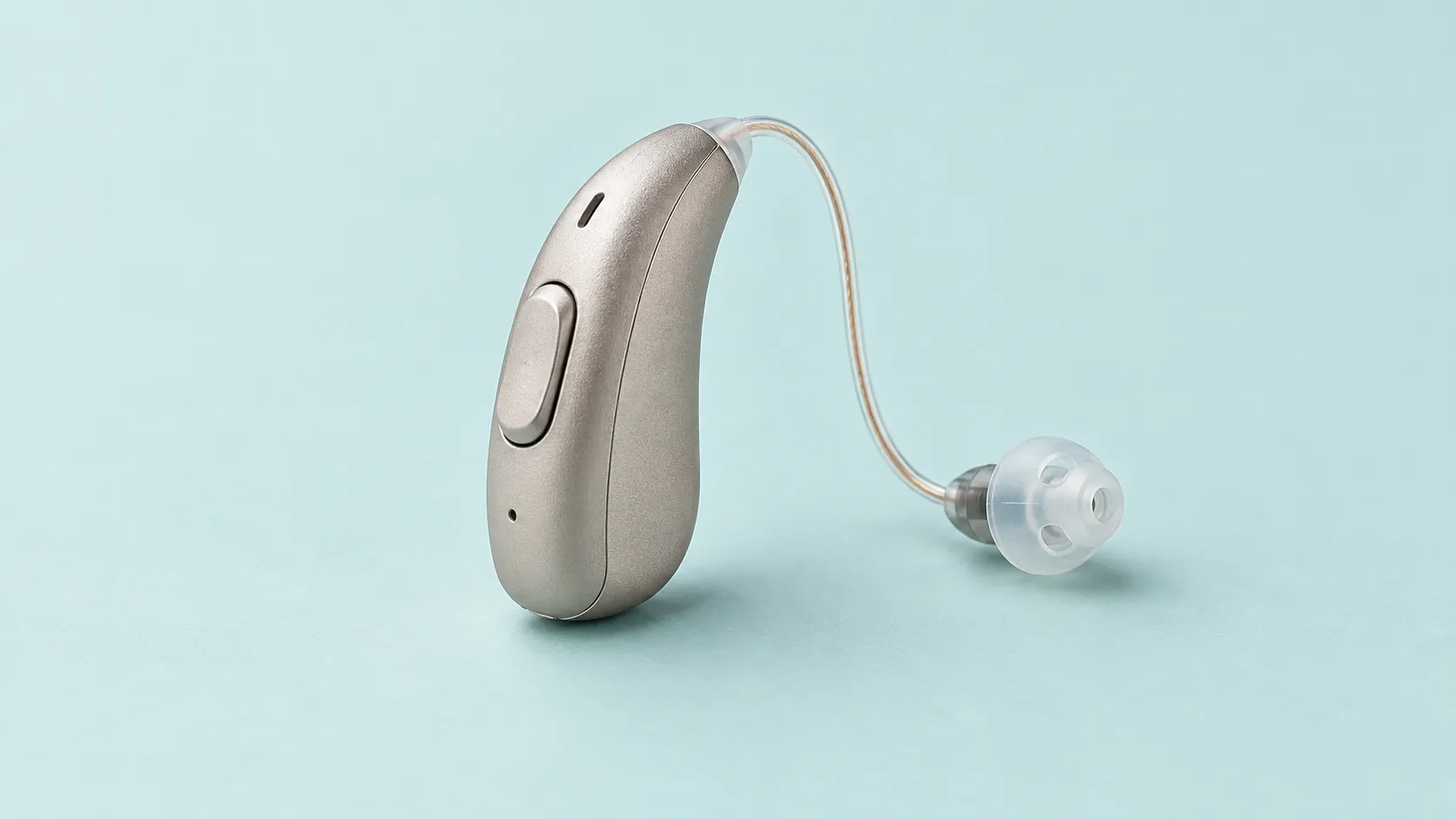 Qulaq həkimi tinnitus müayinəsi aparır